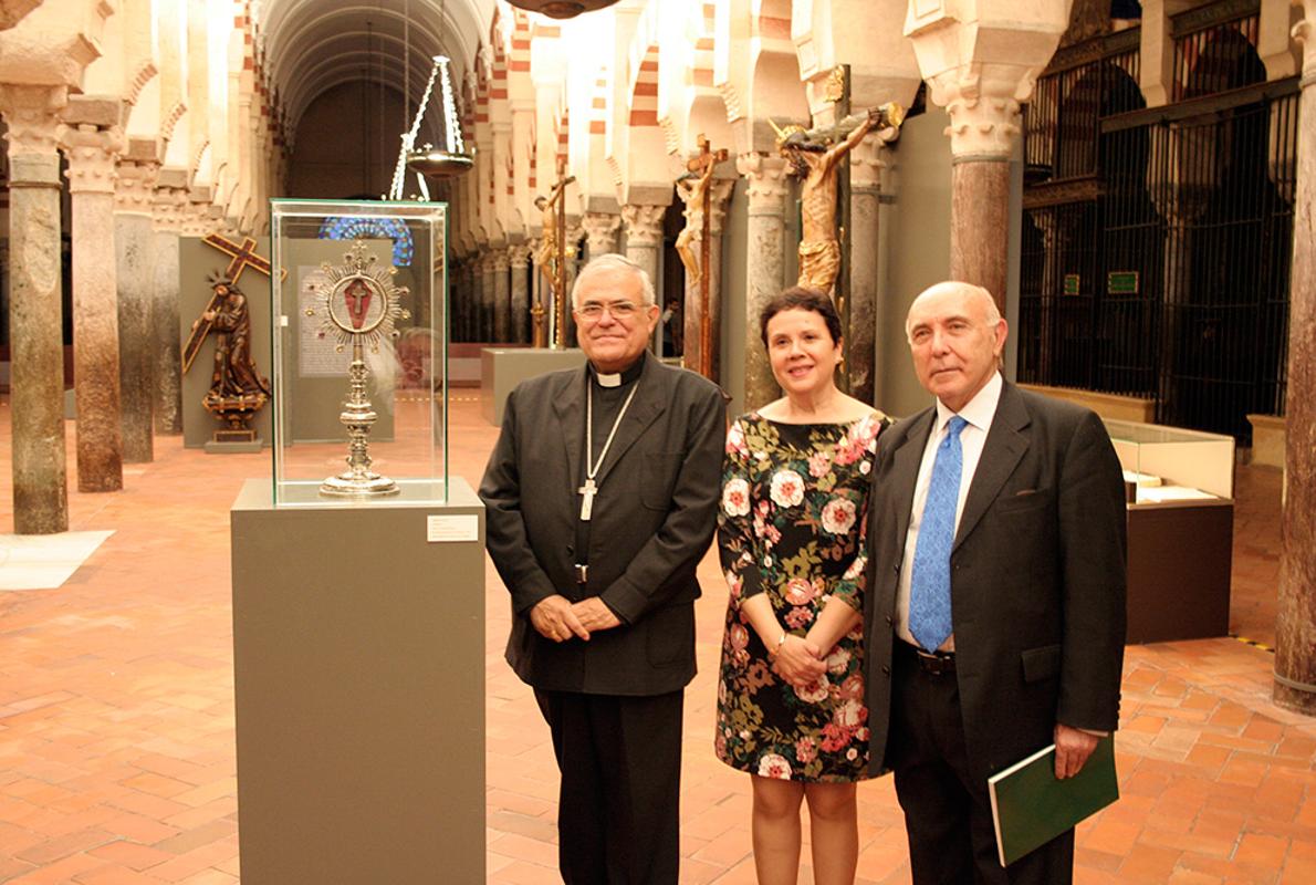 El obispo junto a la hermana mayor y el marqués de Vivanco