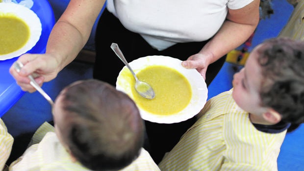 Alumnos en el comedor de una escuela infantil