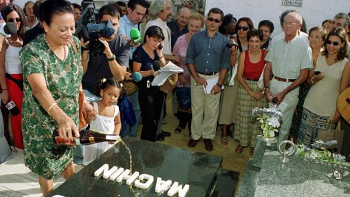 Ron sobre la tumba de Antonio Machínb en Sevilla M. J. LUGO