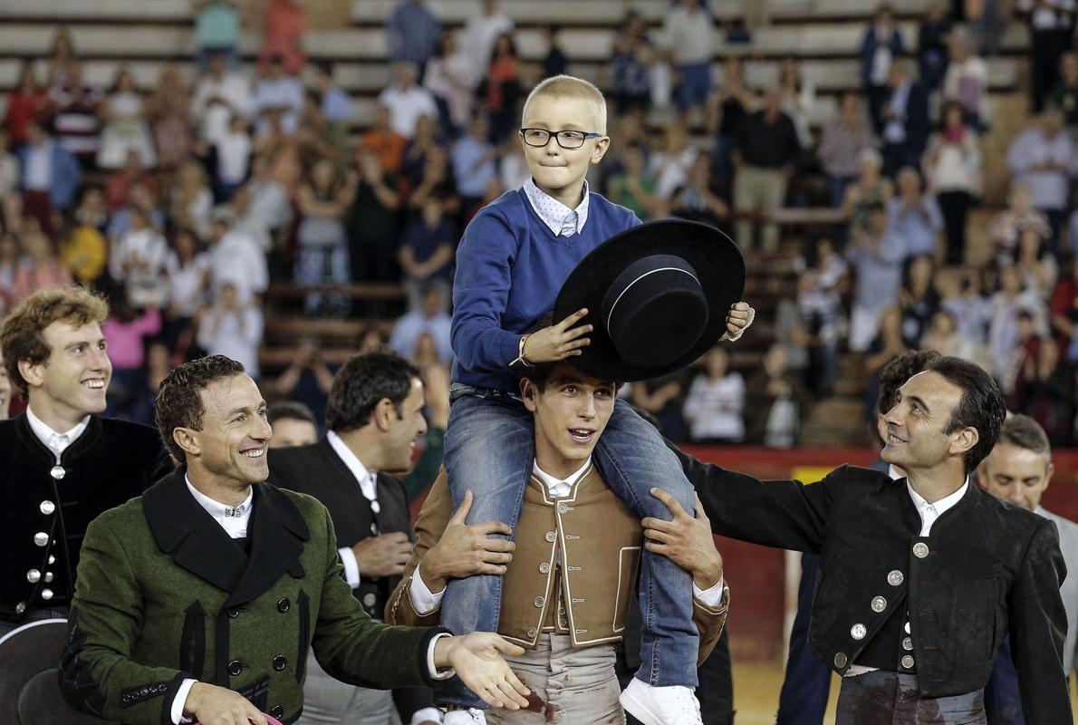 El niño valenciano Adrián Hinojosa con los matadores asistentes al festival