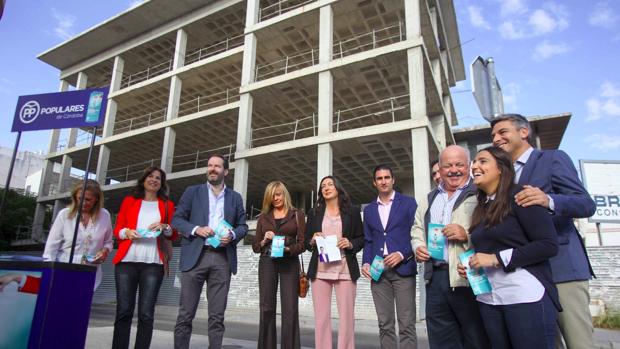 Presentación de la campaña ante el edificio del futuro centro de salud de Huerta de la Reina