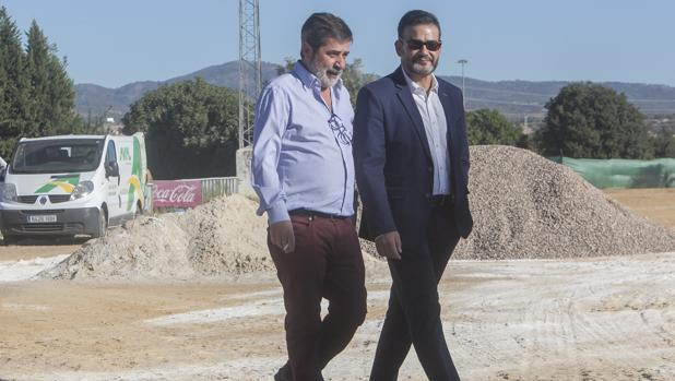 El presidente del Córdoba, Carlos González, pasea por el campo nuevo que se no se construye