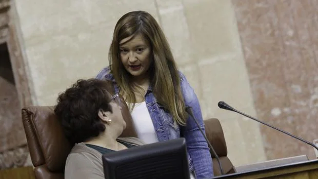 Verónica Pérez , de frente, en una imagen de archivo en el Parlamento andaluz