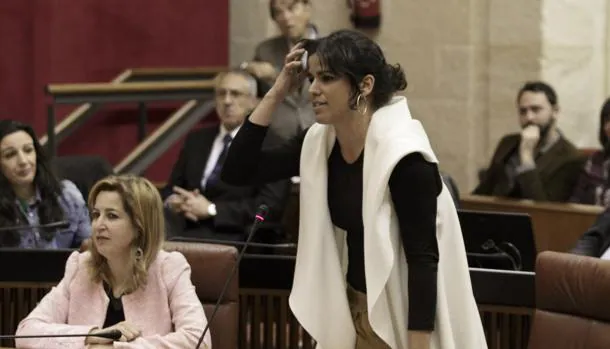 Teresa Rodríguez y Carmen Lizárraga, dos de las diputadas en liza, durante una sesión en el Parlamento