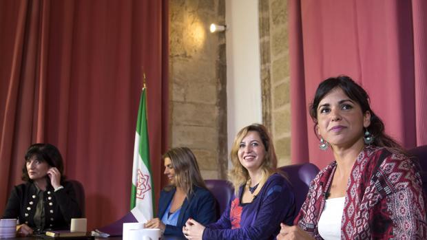 Las tres participantes en el debate, con la moderadora al fondo