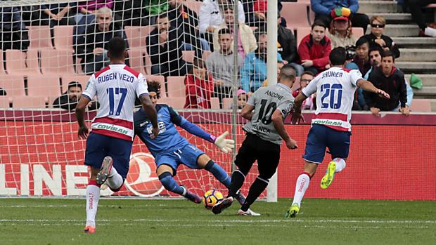 Momento en que el delantero rumano marca su gol al Granada