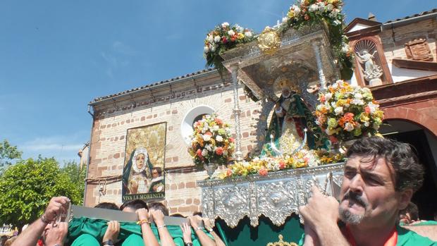 La Virgen de la Cabeza de El Carpio llevada siendo portada a hombros por sus fieles