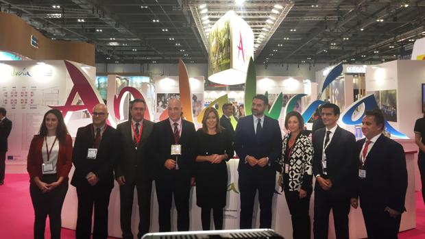 Delegación cordobesa en la Feria de Londres junto a la presidenta de la Junta de Andalucía