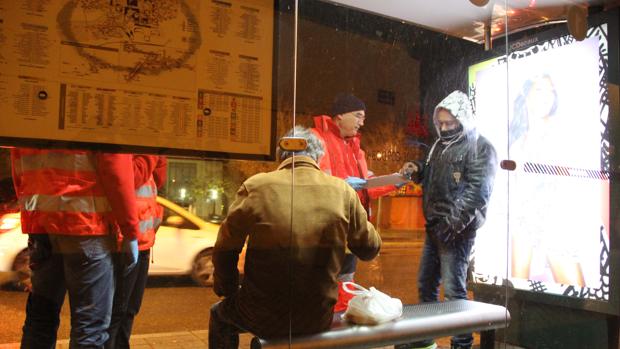 Voluntarios de Cruz Roja de Córdoba atienden a una persona