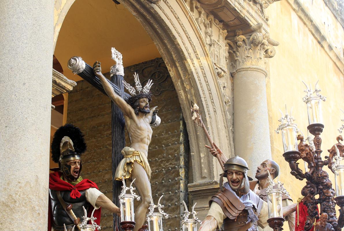 Nazarenos de la Agonía, en la Puerta de Santa Catalina