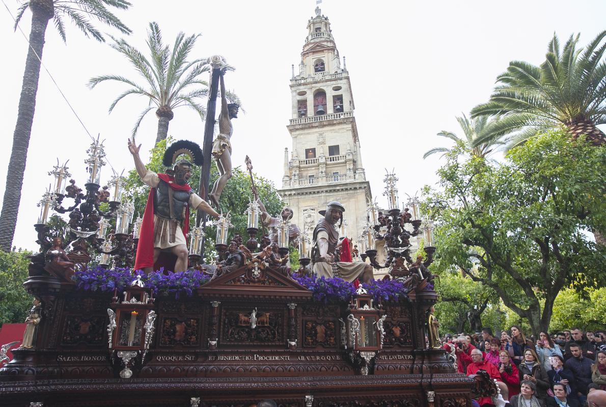 La Agonía, saliendo a su salida de Catedral