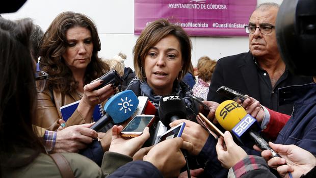 La alcaldesa, Isabel Ambrosio, atiende a los medios de comunicación
