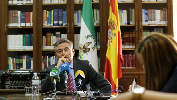 El presidente de la Audiencia, Francisco de Paula Sánchez Zamorano, durante una rueda de prensa