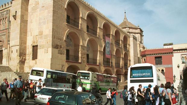 Autobuses de turistas aparcados en el entorno de la Mezquita-Catedral