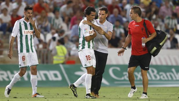 Pedro Ríos se retira del campo después de lesionarse junto al doctor Javier Bejarano