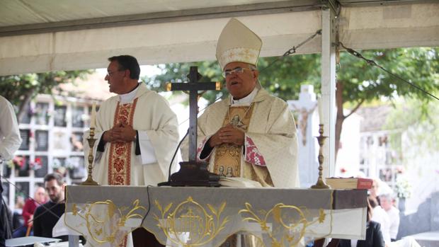 El obispo, durante una misa en el cementerio