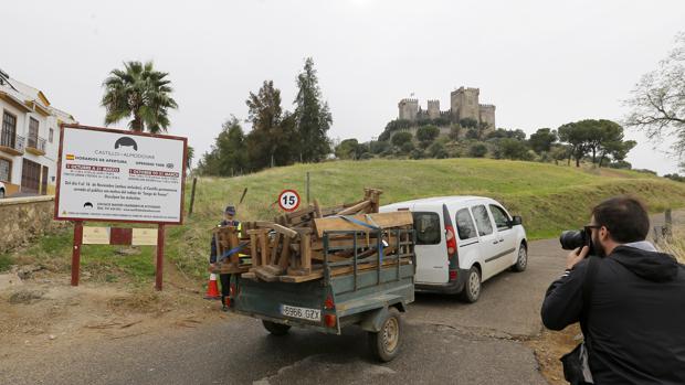 Traslado de equipos para los decorados al castillo de Almodóvar