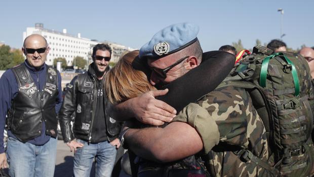 Un militar abraza a su pareja antes de partir hacia Líbano