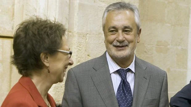 El expresidente andaluz, José Antonio Griñán, junto a su exconsejera Carmen Martín Aguayo