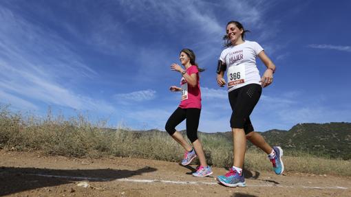 Dos atletas en una Carrera Popular cordobesa