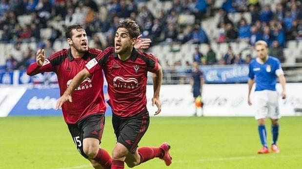 Dos jugadores del CD Mirandés celebrando un gol ante el Oviedo