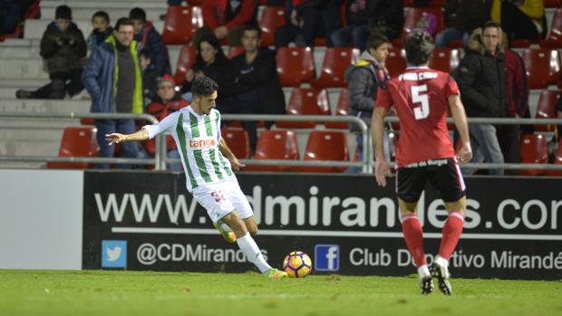 Alberto Quiles realiza un centro a portería, el domingo, ante el Mirandés