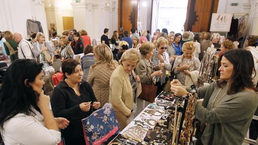 Expositores en el mercadillo navideño de Adevida