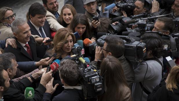 Susana Díaz rodeada de cámaras este martes en Sevilla