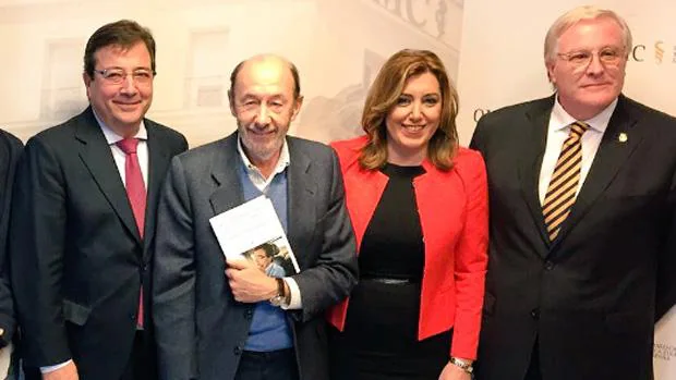 La presidenta Susana Díaz, junto a Pérez Rubalcaba y Guillermo Fernández Vara, en un acto en Madrid