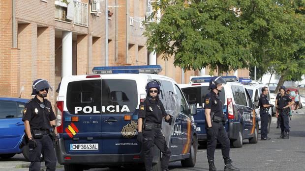 Imagen de una operación policial en el barrio de Las Palmeras