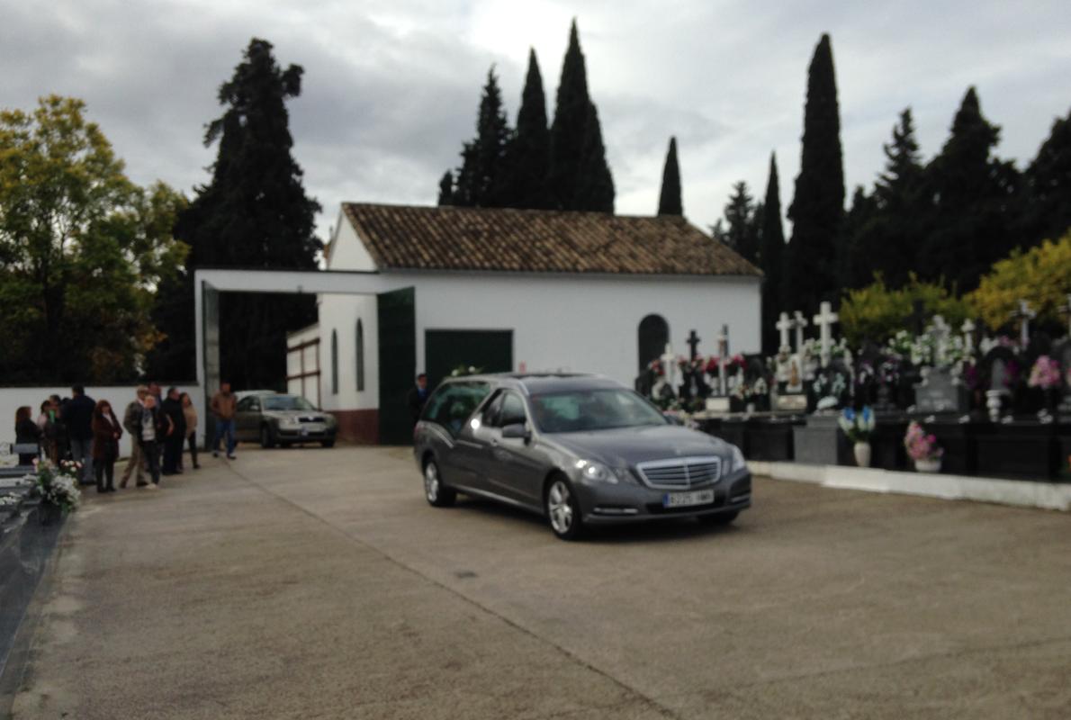 El coche funebre, con el cuerpo de Carmen Duque, a su llegada al cementerio