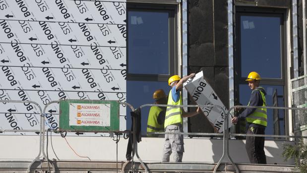 Trabajadores de la construcción en una promoción en la Huerta de Santa Isabel, zona de expansión de la ciudad