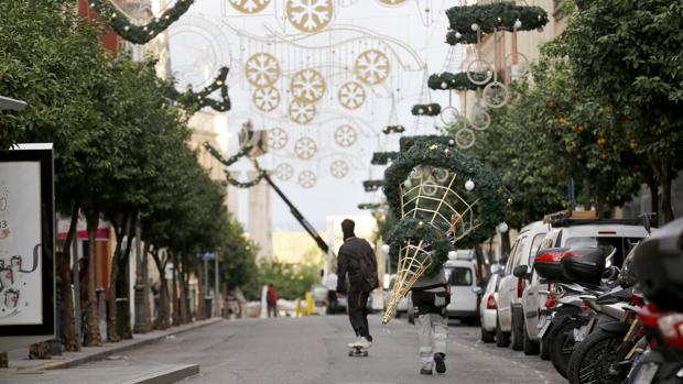 Un operario tarnsporta un decorado navideño por la calle Claudio Marcelo