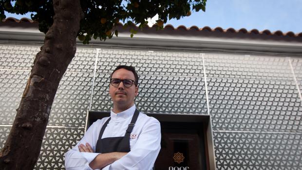 El chef cordobés Paco Morales, ante su muy laureado restaurante Noor