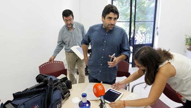 El edil de Servicios Sociales en una rueda de prensa en la Oficina de Defensa de la Vivienda