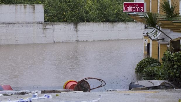 Vista del club California de Estepona inundado tras las lluvias donde ha sido encontrada muerta una joven