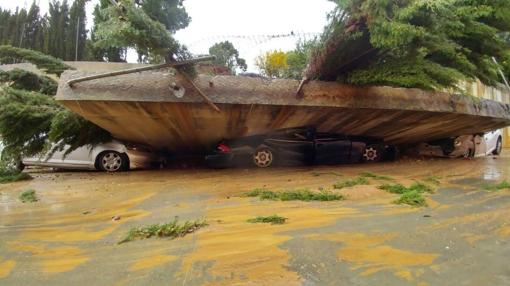 Coches destrozados por el temporal en Málaga