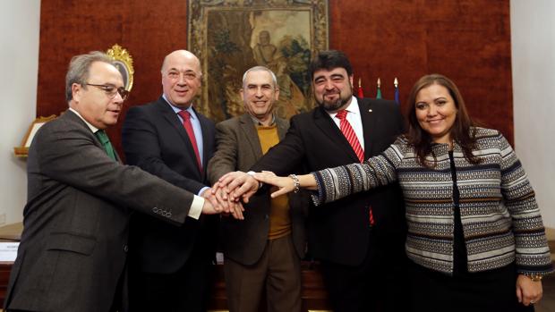 Un momento del acto de firma del «Compromiso por Córdoba» en la Diputación