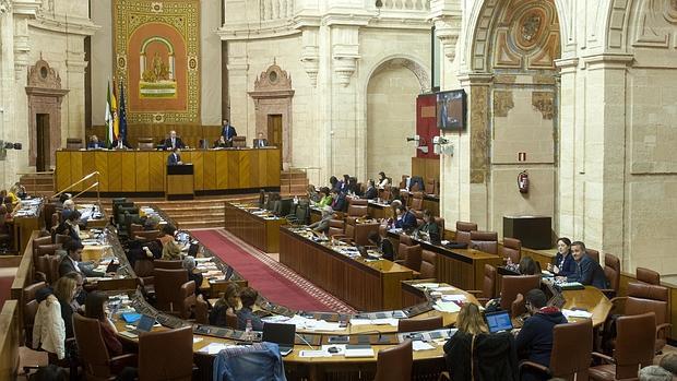 La Mesa del Parlamento de Andalucía se constituyó tras una importante discusión entre los grupos