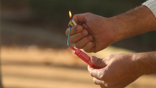 El lanzamiento de petardos por menores ha sido lo que originó el fuego