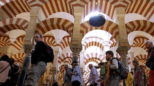 Turistas en el interior de la Mezquita-Catedral de Córdoba