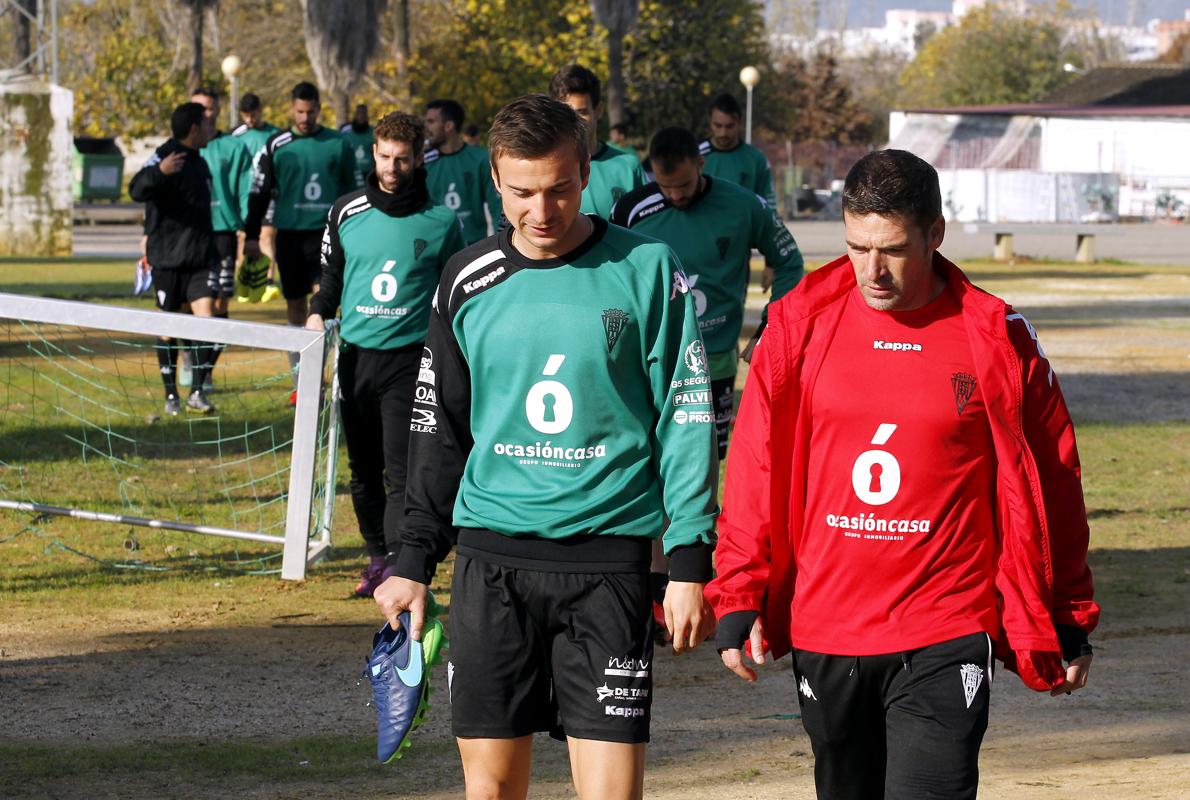 Markovic conversa con Carrión antes del entrenamiento del miércoles