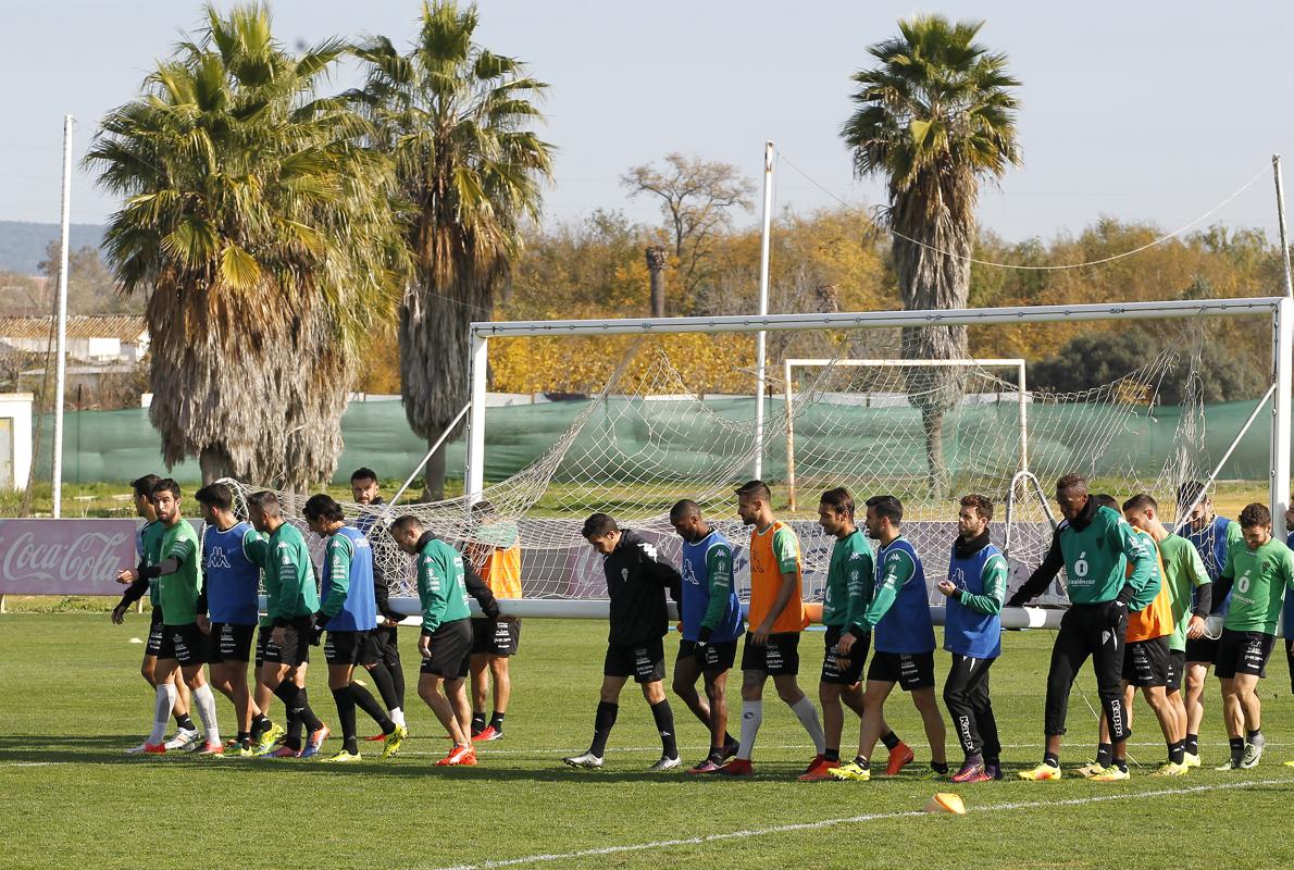 Los jugadores del Córdoba cargan con la portería