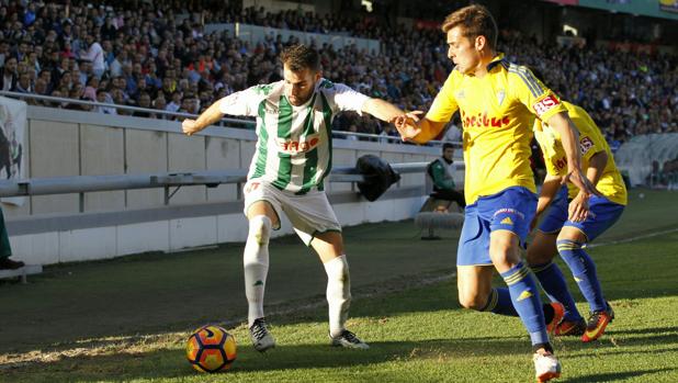 Edu Ramos controla en el Córdoba CF-Cádiz de esta tarde en El Arcángel