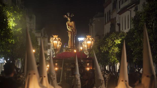 Jesús Amarrado, de la hermandad del Huerto, por la calle de la Feria