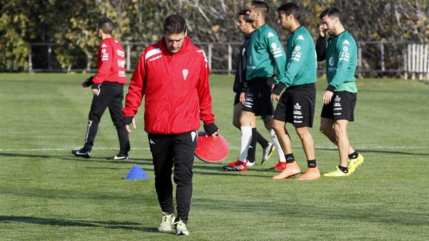 El entrenador del Córdoba CF, Luis Carrión, durante la sesión de trabajo