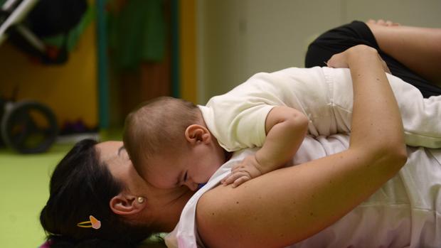 Un mujer, con un recién nacido