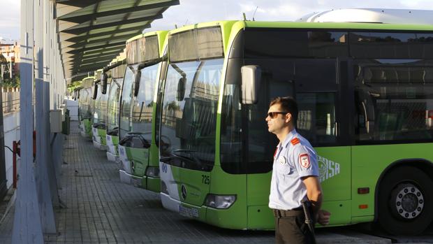 Autobuses de Aucorsa en las cocheras de la empresa municipal