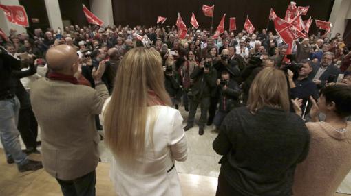 Los comparecientes reciben el aplauso del sector crítico con la Gestora del PSOE