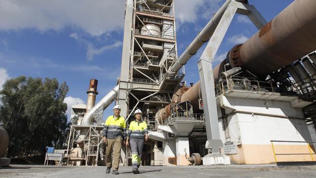 Trabajadores de Cosmos en las instalaciones de la cementera